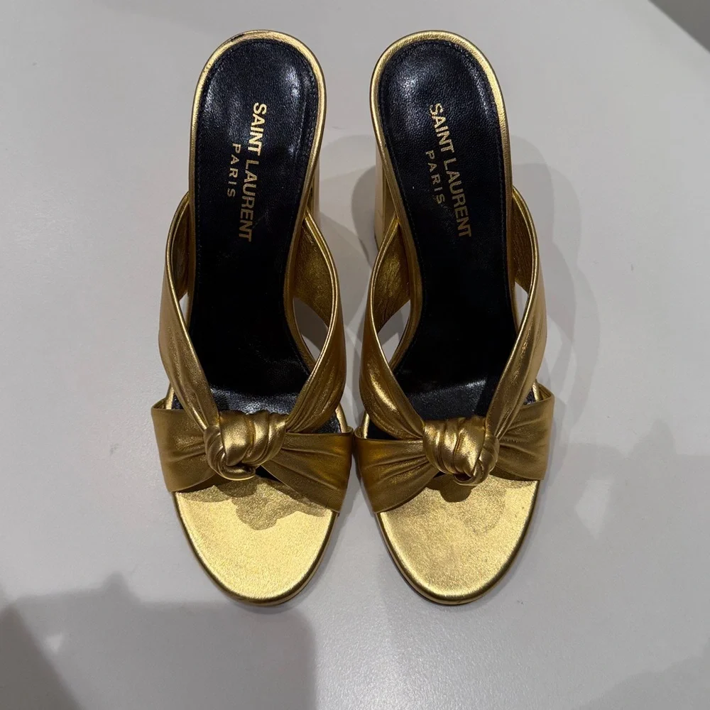 Saint Laurent Loulou 100mm
Metallic Leather Mule Sandals - Picture 5 of 8